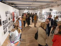 Łódź. Fotofestiwal 2025 w Łodzi rozpoczęty. Tłumy na inauguracji