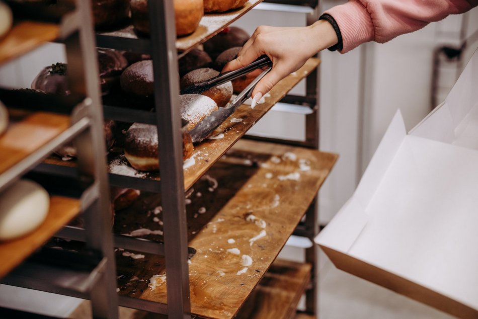 Łódź. Tłusty czwartek w Łodzi od kulis. Tak smaży się 5 tys. pączków w Gorącej Pączkarni!