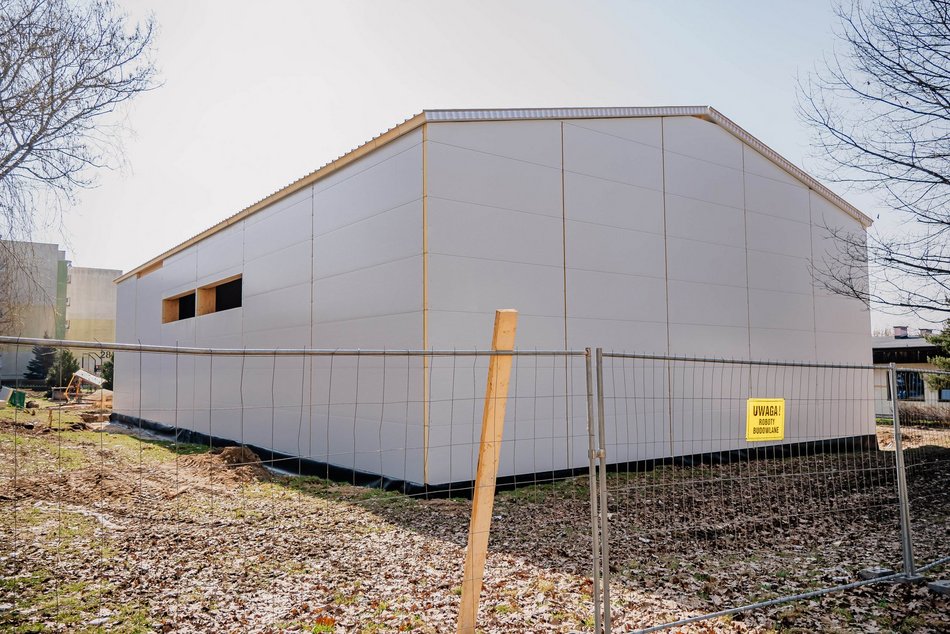 Łódź. Nowa hala sportowa przy Szkole Podstawowej nr 67 w Łodzi pnie się w górę. Kiedy otwarcie?