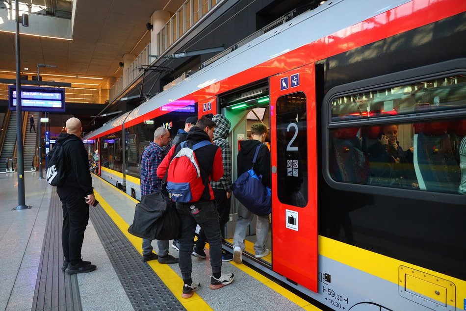 Łódź. Pociągiem ŁKA z Łodzi do Warszawy za 10 zł. Ruszyła wyjątkowa promocja na Wielkanoc