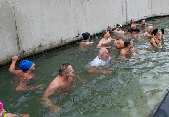 Łódź. Morsowanie w basenie dla słoni Orientarium Zoo Łódź