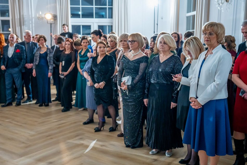 Łódź. Studniówka IV LO w Łodzi. Kreacje, które zapierały dech i radość na twarzach młodzieży