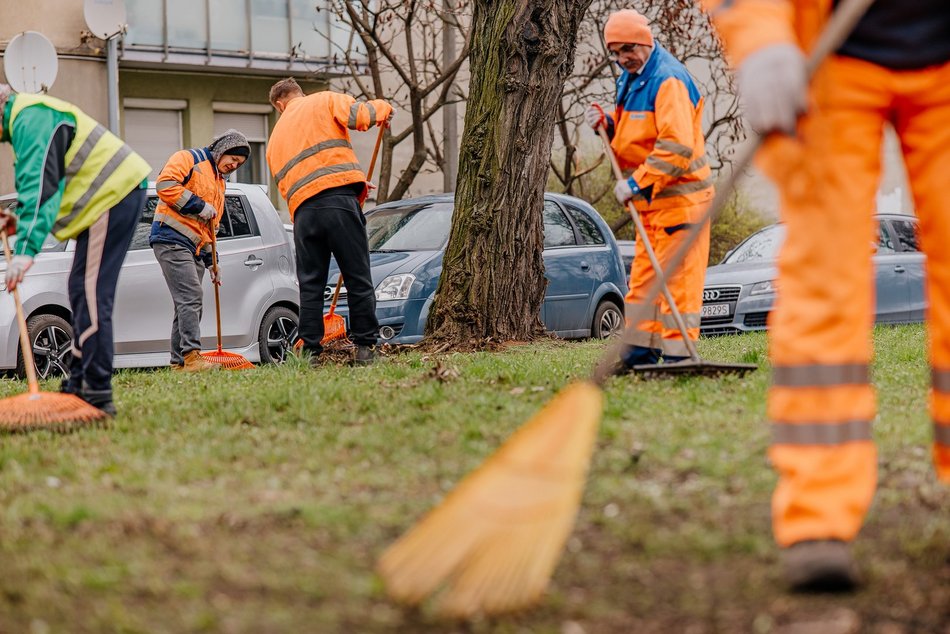 Sprzątanie po zimie w parkach w Łodzi