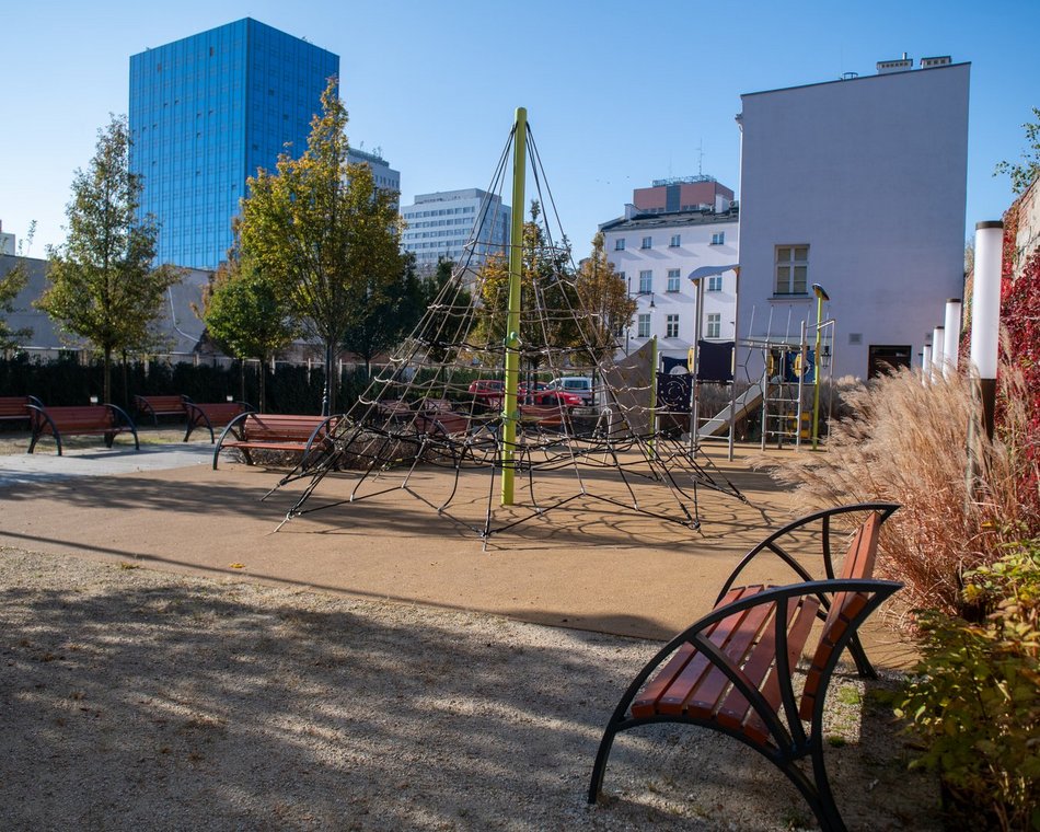 Rewitalizacja kamienica przy Sienkiewicza. Brama przenosi łodzian do zielonej oazy