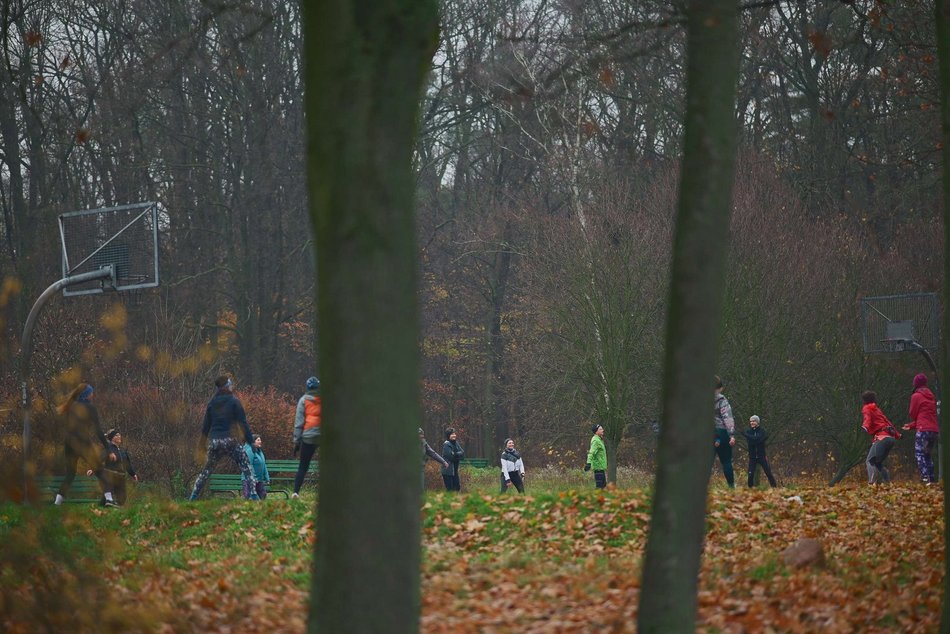 Łódź. Slow jogging w parku Julianowskim. Biegaczom z Łodzi niestraszna jesienna aura