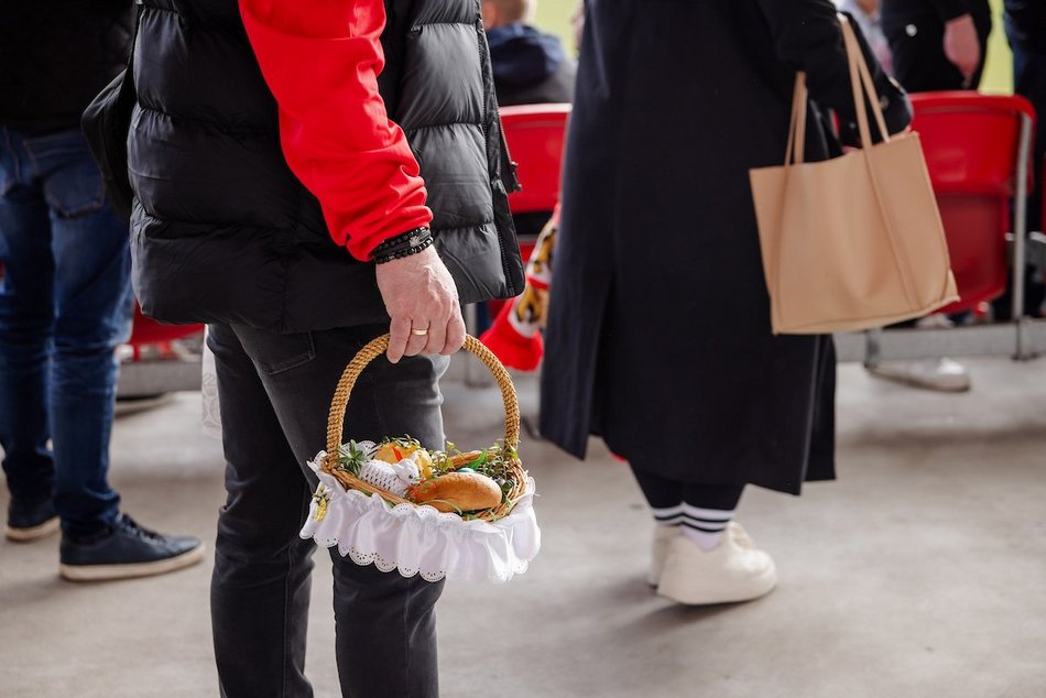 Łódź. Święcenie pokarmów na stadionie Widzewa Łódź