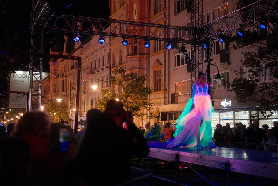 Pokaz mody święcący w ciemności. Fluorescencyjne stroje na Light Move Festival 2025 Łódź
