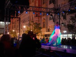 Pokaz mody święcący w ciemności. Fluorescencyjne stroje na Light Move Festival 2025 Łódź