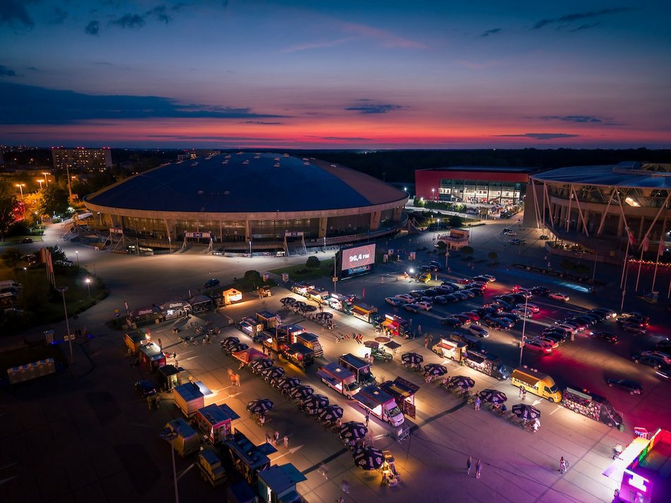 Łódź. Motopolówka przy Atlas Arenie w Łodzi. Dobre kino prosto z samochodu