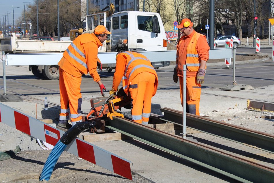 Remonty ulic w Łodzi po zimowej przerwie. Drogowcy wrócili i pracują pełną parą