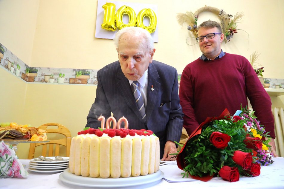 Pan Antoni Kamiński świętuje 100. urodziny w Domu Dziennego Pobytu przy al. 1 maja. Życzymy 200 lat!