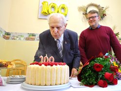 Pan Antoni Kamiński świętuje 100. urodziny w Domu Dziennego Pobytu przy al. 1 maja. Życzymy 200 lat!