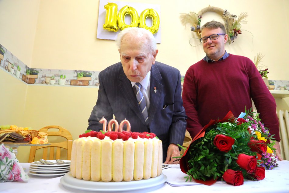 Pan Antoni Kamiński świętuje 100. urodziny w Domu Dziennego Pobytu przy al. 1 maja. Życzymy 200 lat!