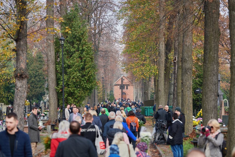 ludzie kwesta cmentarz