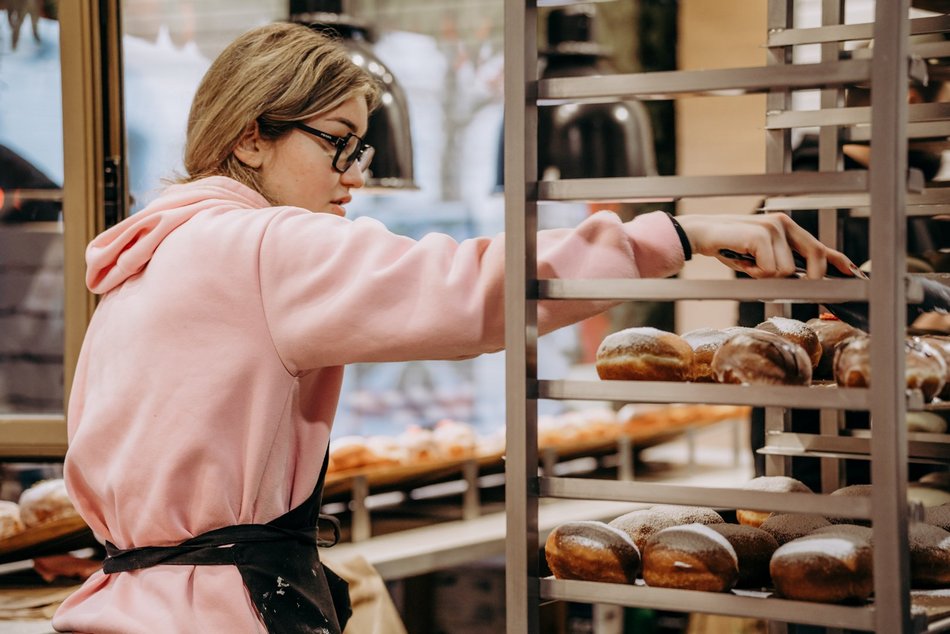 Łódź. Tłusty czwartek w Łodzi od kulis. Tak smaży się 5 tys. pączków w Gorącej Pączkarni!