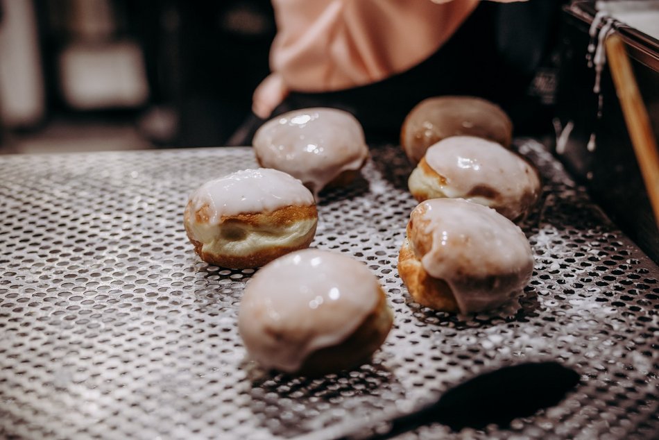 Łódź. Tłusty czwartek w Łodzi od kulis. Tak smaży się 5 tys. pączków w Gorącej Pączkarni!