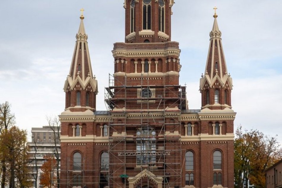Kościół przy Sienkiewicza w Łodzi po remoncie. Jego wieże znów lśnią