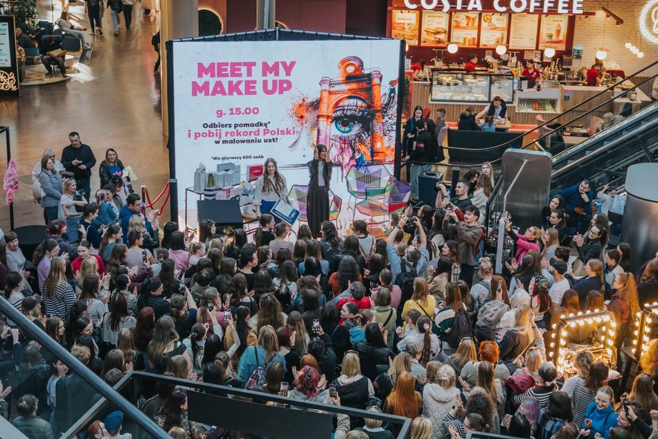 Łódź. Rekord malowania ust w Manufakturze w Łodzi pobity! Byłaś? Znajdź się na zdjęciach!