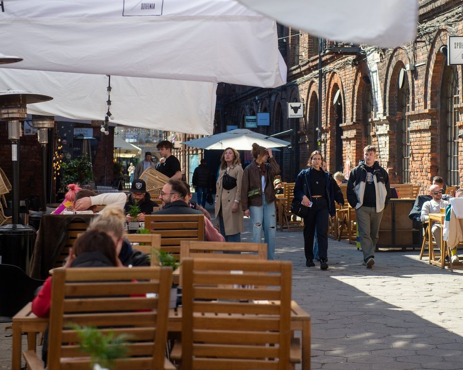 Łódź. Tłumy łodzian w ogródkach na Piotrkowskiej. Tam już czuć majówkę! [ZDJĘCIA]