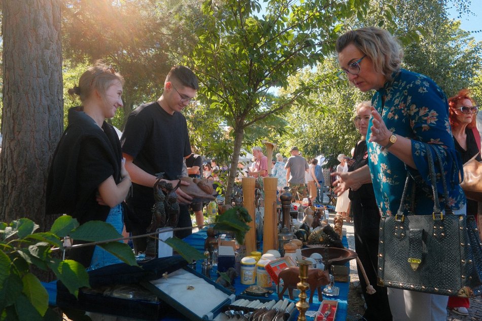 Łódź. Targ Staroci na Księżym Młynie w Łodzi. Unikatowe przedmioty, ceramika, biżuteria i tłumy łodzian