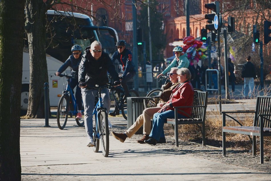 Park Staromiejski i Manufaktura skąpane w wiosennym słońcu