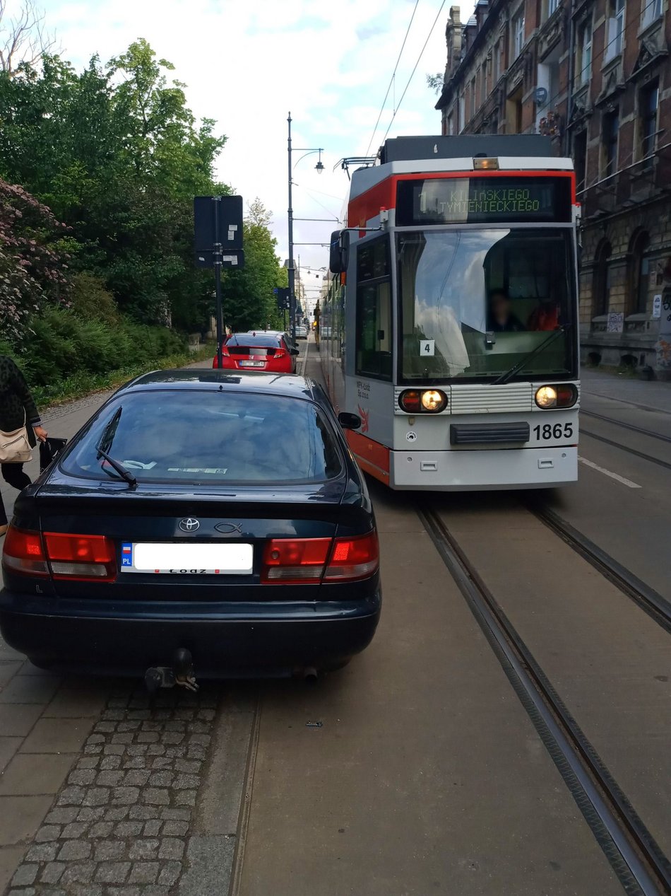 Auto blokuje przejazd tramwaju. Kilińskiego przy Nawrot