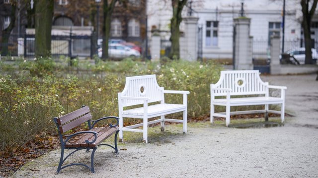 Park Sienkiewicza w Łodzi w nowej odsłonie. Są już nowe ławki, ale to nie koniec zmian [ZDJĘCIA]