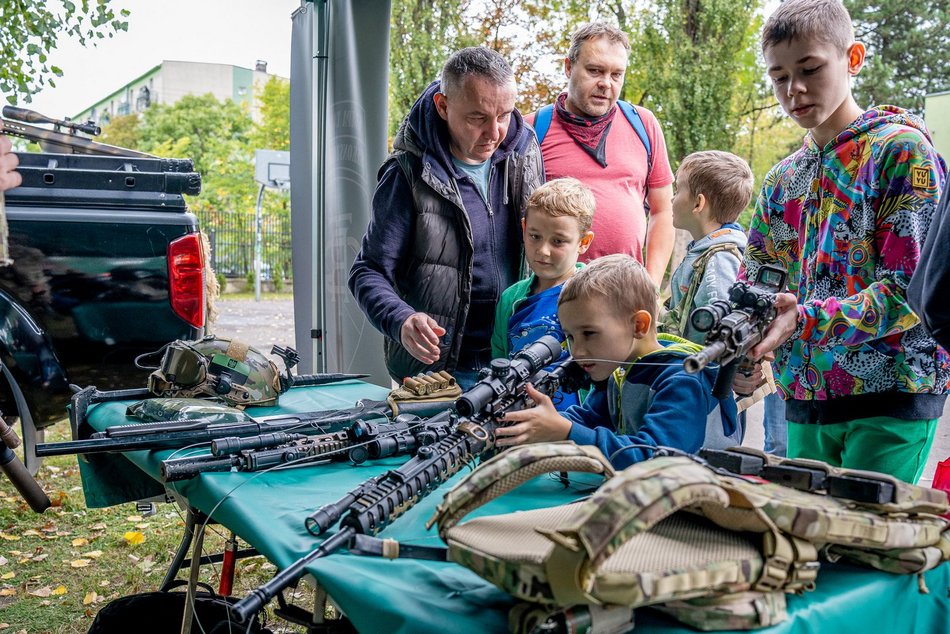Łodzianie bawiący się na rodzinnym pikniku z okazji 600. Urodzin Łodzi