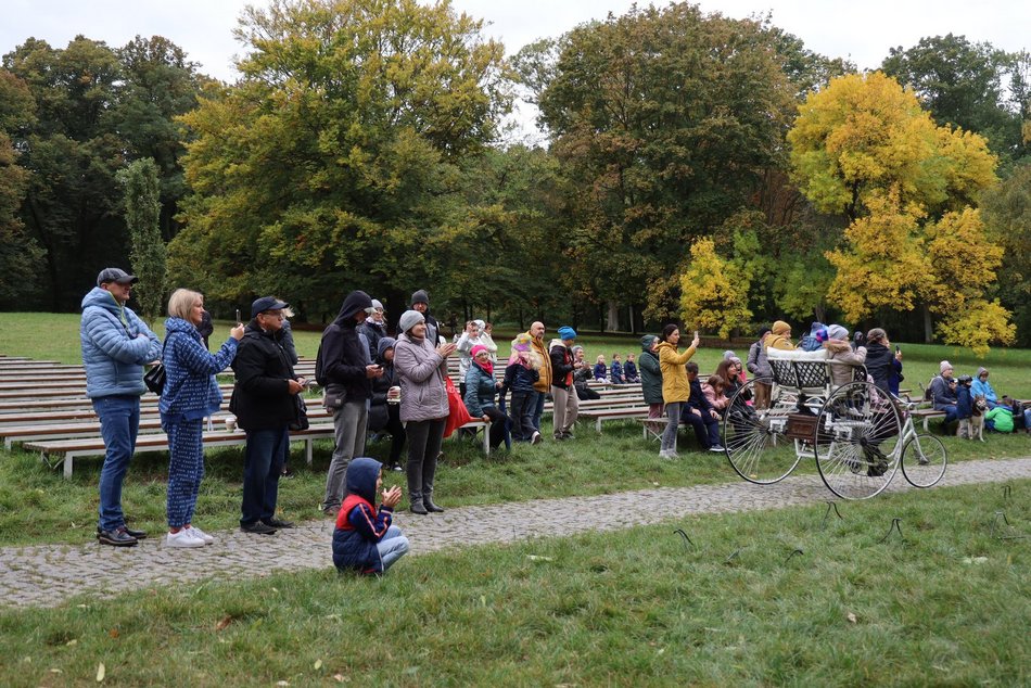 Pokaz rowerowy w parku Julianowskim