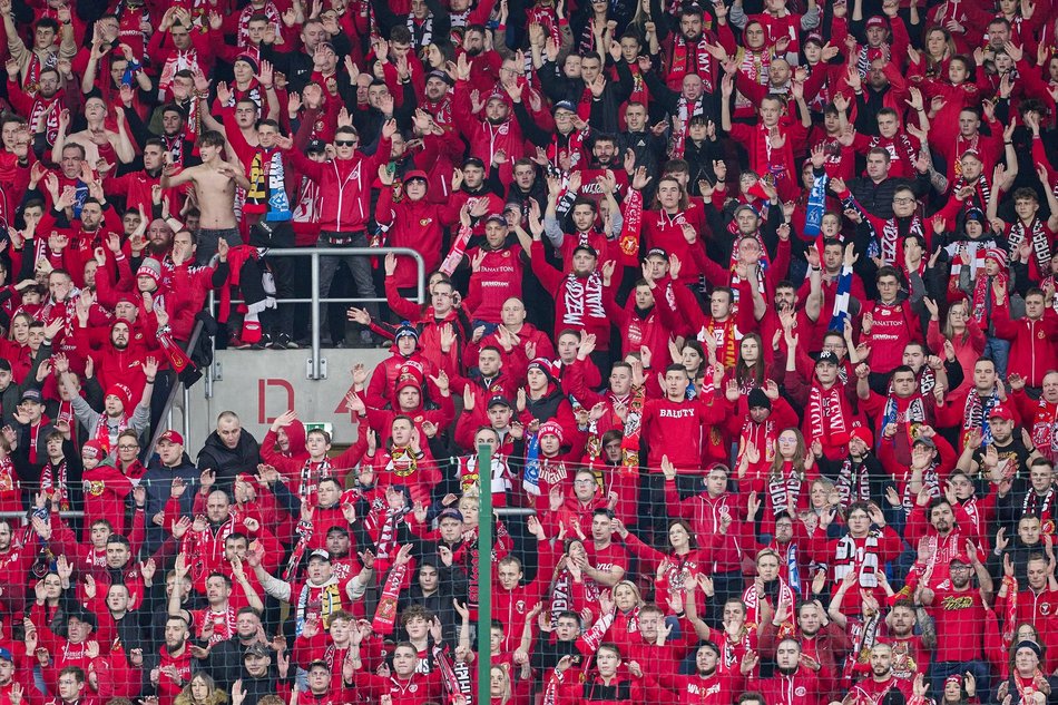 kibice na trybunach stadionu