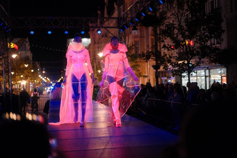 Pokaz mody święcący w ciemności. Fluorescencyjne stroje na Light Move Festival 2025 Łódź