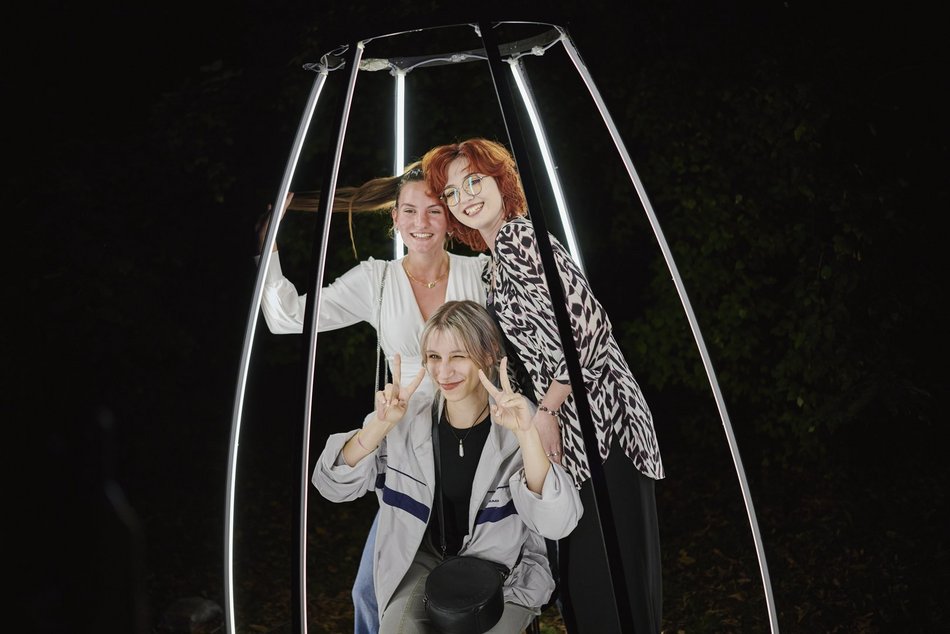 ludzie na festiwalu światła w Łodzi