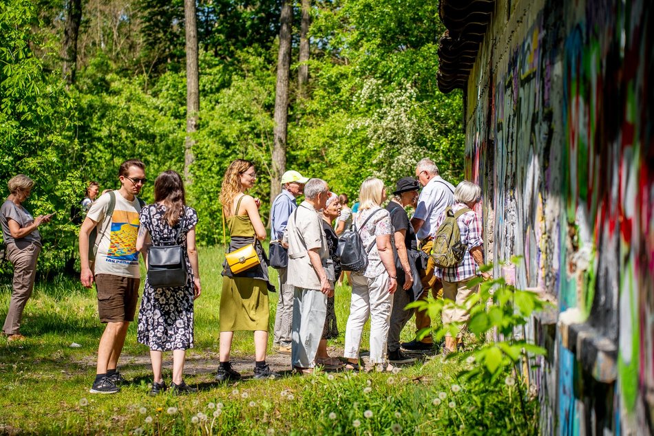 grupa ludzi spaceruje w naturze