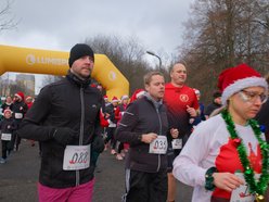 Łódź. Świąteczny bieg w parku Baden-Powella w Łodzi. Wspaniała atmosfera z nutą rywalizacji