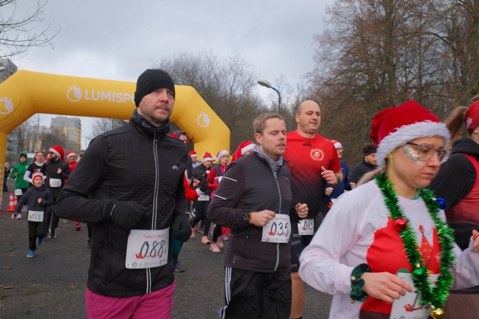 Łódź. Świąteczny bieg w parku Baden-Powella w Łodzi. Wspaniała atmosfera z nutą rywalizacji