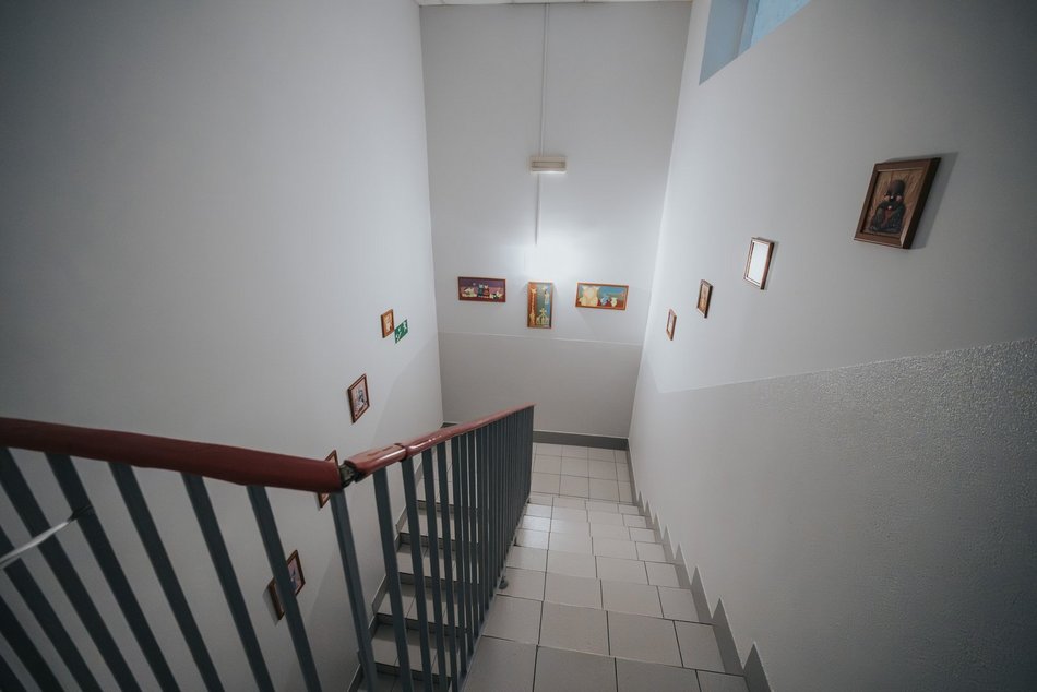 Łódź. Metamorfoza DPS przy Sierakowskiego w Łodzi. Odnowiony hol, klatka schodowa i odświeżone ściany