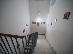 Łódź. Metamorfoza DPS przy Sierakowskiego w Łodzi. Odnowiony hol, klatka schodowa i odświeżone ściany