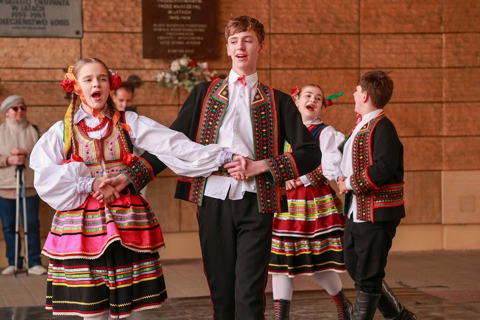 Łódź. Łodzianie uczcili je tańcem przy pomniku pisarza