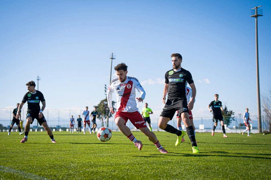 Łódź. Piłkarze podczas meczu