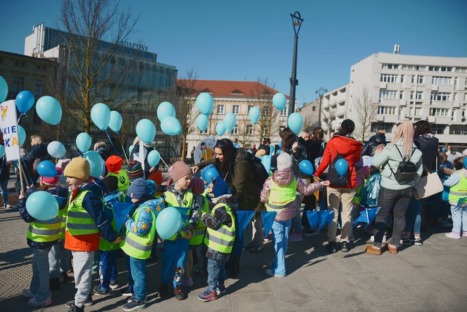Łódź. Światowy Dzień Autyzmu. Przedszkolaki przemaszerowały Piotrkowską!