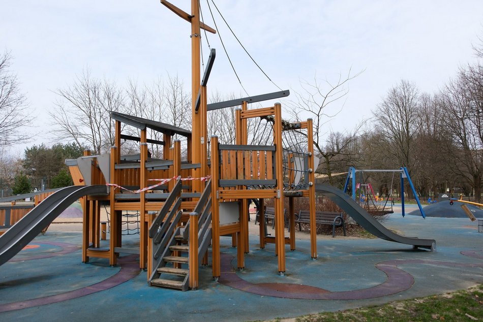 Łódź. Przeglądy placów zabaw w Łodzi. Piracki statek na Młynku w odświeżonym wydaniu