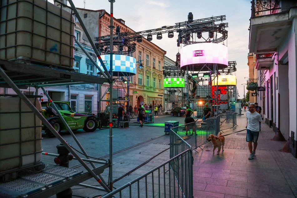 Łódź. Parada Wolności 2025 w Łodzi tuż tuż. Zobacz, jak powstaje scena przy placu Wolności [ZDJĘCIA]