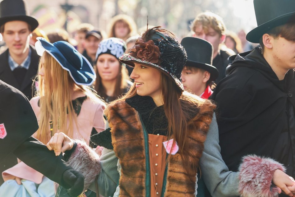 Łódź. Polonez dla Łodzi. Tłumy maturzystów zatańczyły na Piotrkowskiej. Razem z nimi łodzianie!