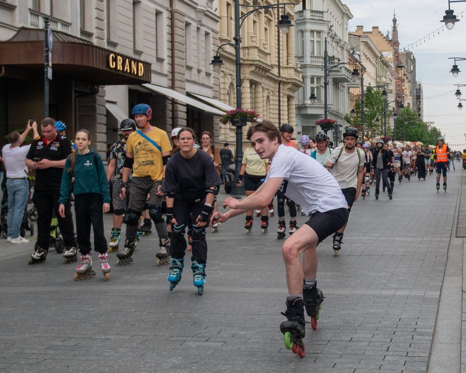 Łódź. Nightskating Łódź za nami. Rolkarze znów opanowali Piotrkowską