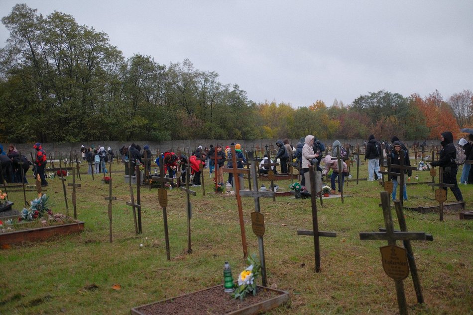 Światełko Pamięci na cmentarzu przy Zakładowej w Łodzi. Wolontariusze zapalili znicze