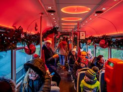 Łódź. Mikołajkowy tramwaj MPK Łódź już pędzi po mieście! Zobacz, jak się prezentuje