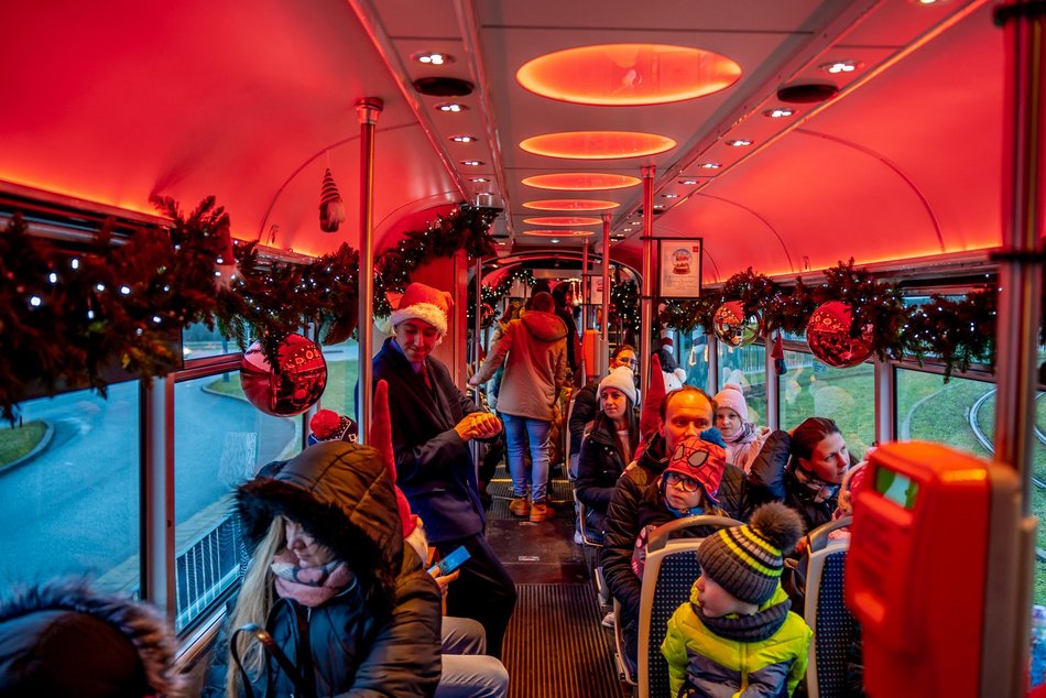 Łódź. Mikołajkowy tramwaj MPK Łódź już pędzi po mieście! Zobacz, jak się prezentuje
