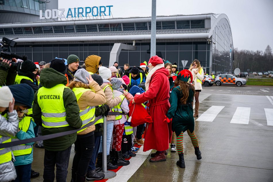 Mikołaj przyleciał helikopterem na lotnisko w Łodzi