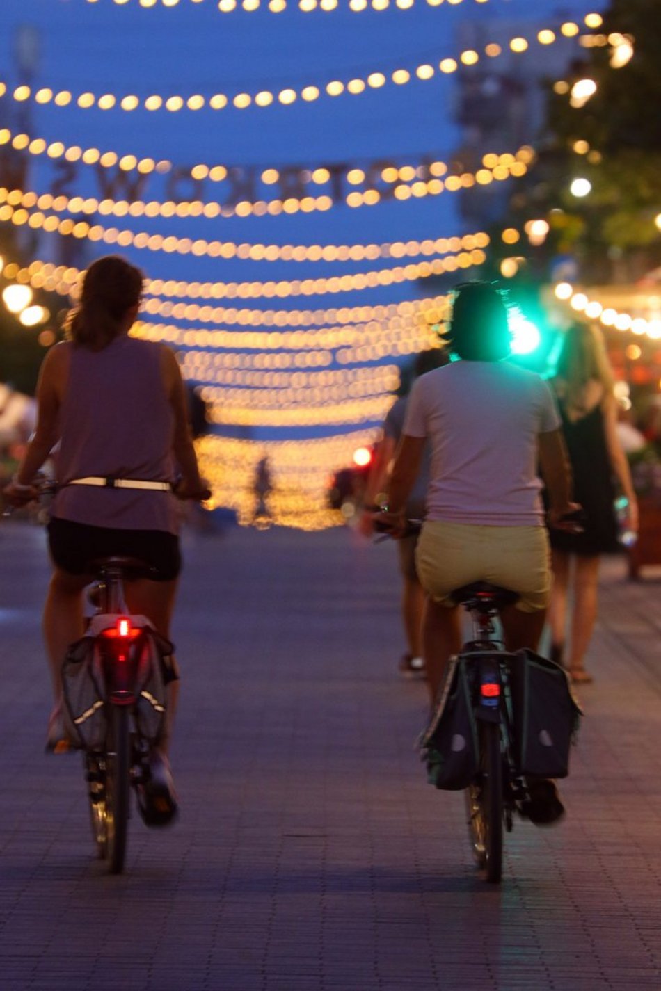 Tłumy na ulicy Piotrkowskiej w Łodzi