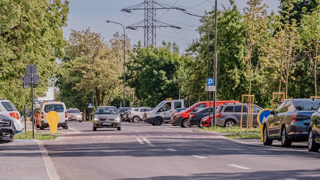 Remont Inowrocławskiej zakończony. Nowa jezdnia, 100 miejsc parkingowych i zieleń [ZDJĘCIA]